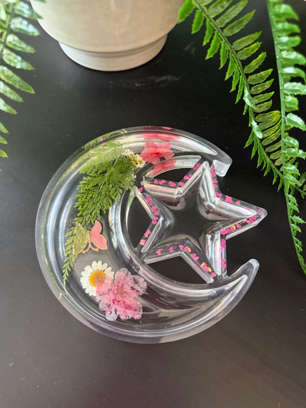 Resin trays made with love . I have a passion for crafting . Enjoy 😎